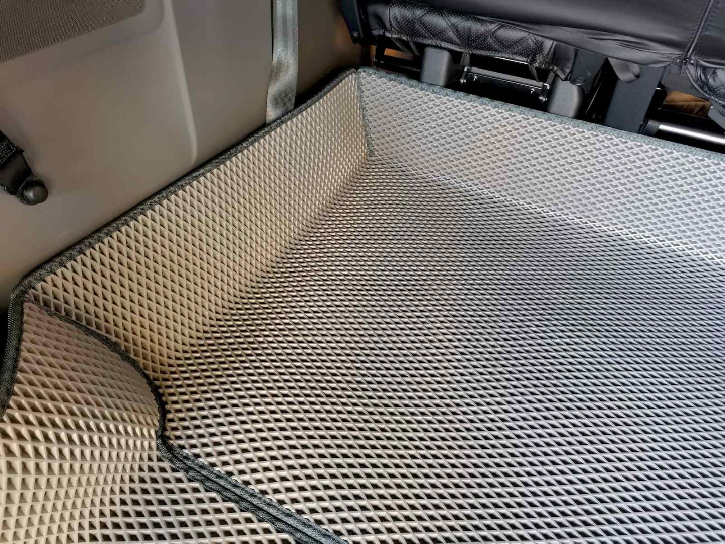 EVA автоковрики для Volkswagen T6.1 Caravelle 2019-2024 (длинная база) НЕСТАНДАРТНЫЙ багажник — IMG_20210824_165800 resized